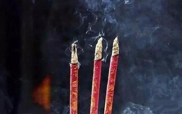 看香头论吉凶,去寺庙到底应该怎样烧香?