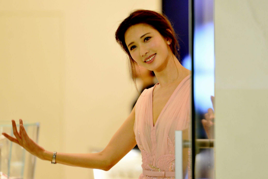 像林志玲一样事业有成却注定晚婚的面相 手相面相