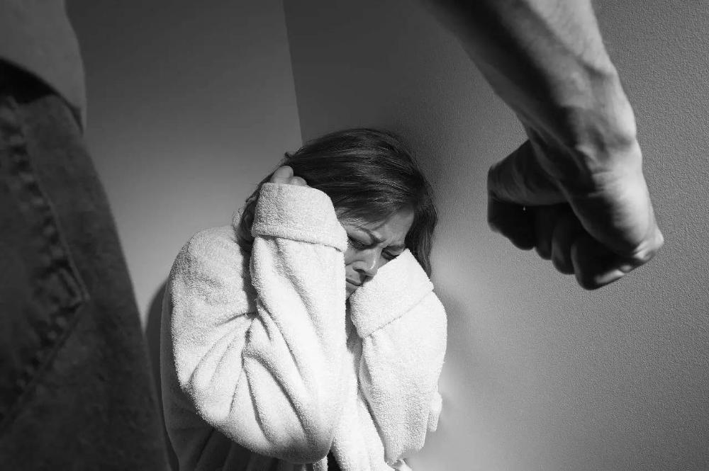 【面相性格分析】杀妻骗保3000万,该如何分辨家暴男? 手相面相